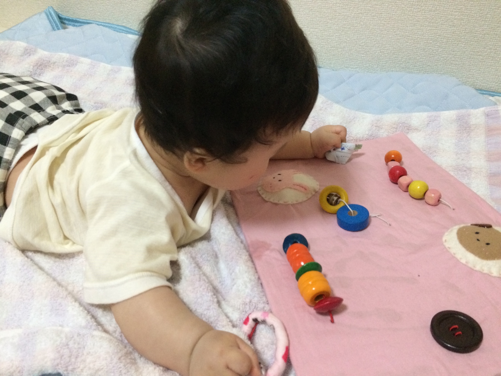 5ヶ月 こんなので遊んでいます パッチンボード 全力で初めての子育て 手作りおもちゃにイベントにー In神戸