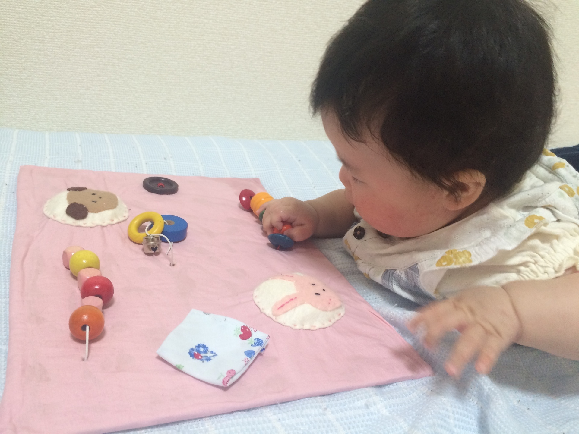 5ヶ月 こんなので遊んでいます パッチンボード 全力で初めての子育て 手作りおもちゃにイベントにー In神戸